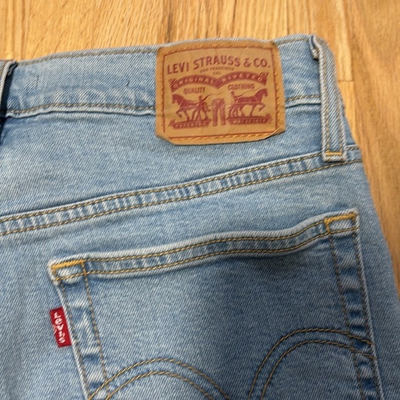 Levi's Wedgie Straight Raw Hem Distressed Light Wash High Rise Women's Jeans - Picture 10 of 10